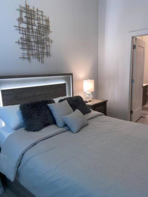 Comfy Midtown 1 bdr w/ city view and balcony.